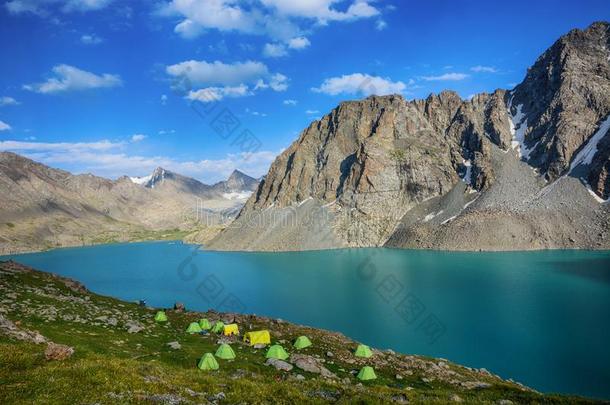 极好的山风景湖,高地的,山峰,美好世界