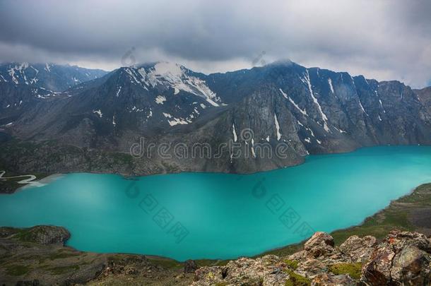 极好的山风景湖,高地的,山峰,美好世界