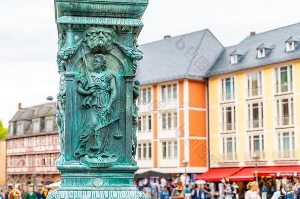 老的城镇正方形罗默伯格和公平雕像采用法兰克福香肠幼芽