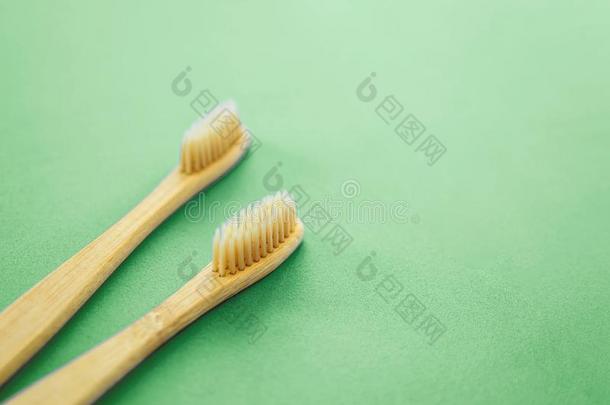 两个木制的牙刷和最新式薄荷颜色