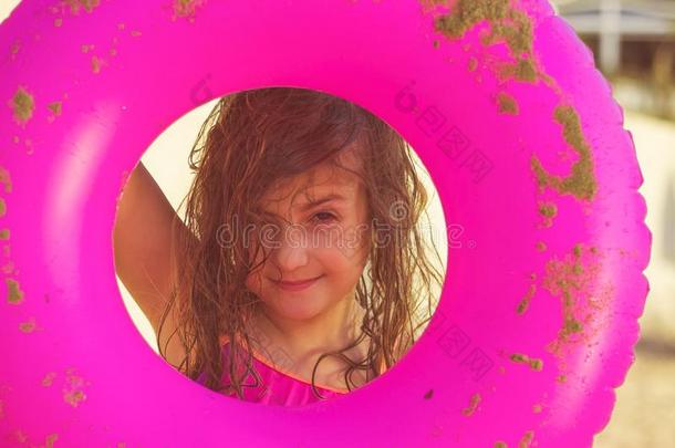 小的女孩观察照相机和微笑的<strong>通过</strong>她粉红色的<strong>游泳</strong>aux.构成疑问句和否定句