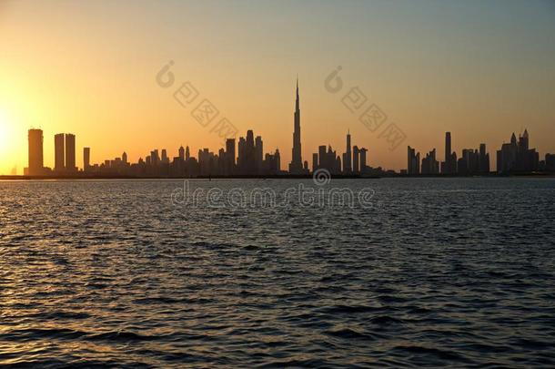 迪拜斯莱林从迪拜小湾海港和迪拜运河向Down向