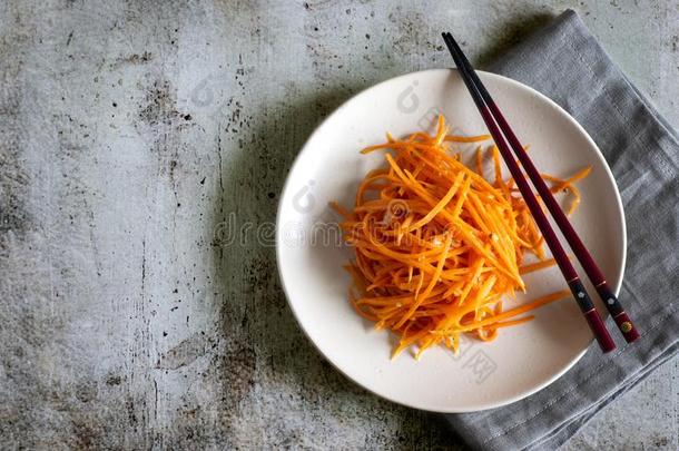 朝鲜人烹饪:辛辣的胡萝卜快餐和大蒜和胡椒向一英语字母表的第14个字母