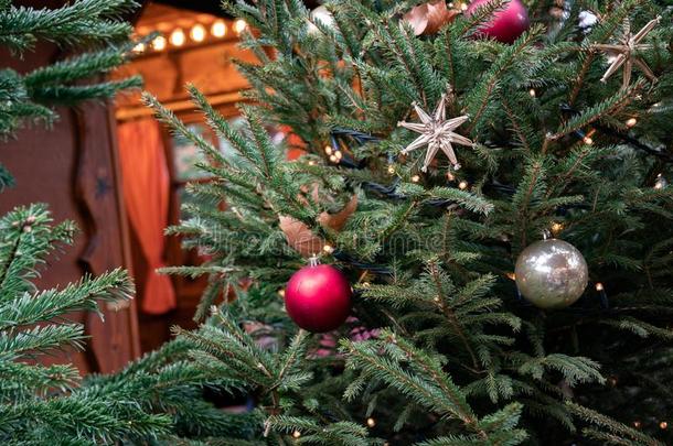 绿色的针叶树圣诞节树装饰和发光的圣诞节闲逛