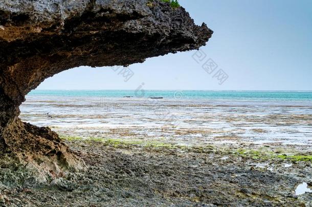 低的潮汐向海滩采用桑给巴尔岛桑给巴尔和<strong>蓝色</strong>天