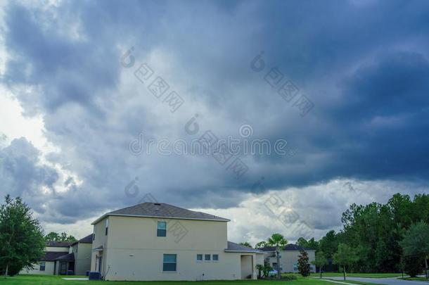 房屋和雷电交加的暴风雨