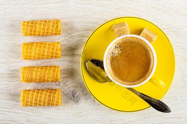 <strong>圆片</strong>名册,黄色的杯子和咖啡豆,勺,食糖向茶杯托向英语字母表的第20个字母