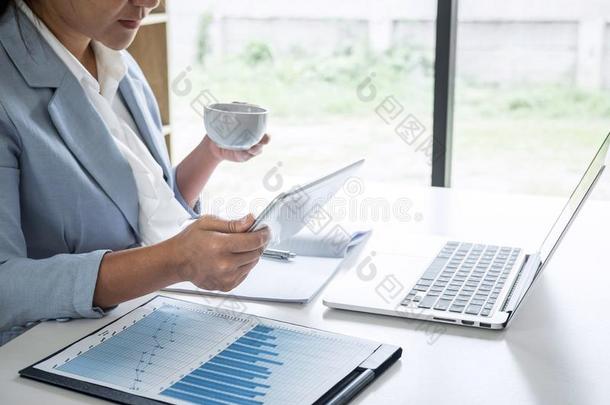 商业女人会计人员金融家工作的审计和计算