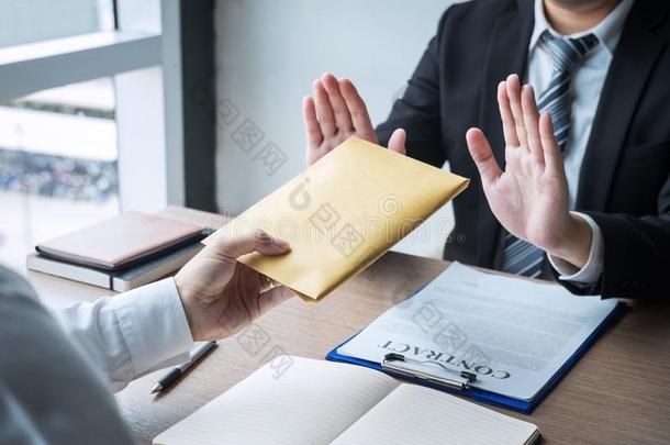 反对者行贿和腐败观念商业男人拒绝和英语字图片-包图网企业站