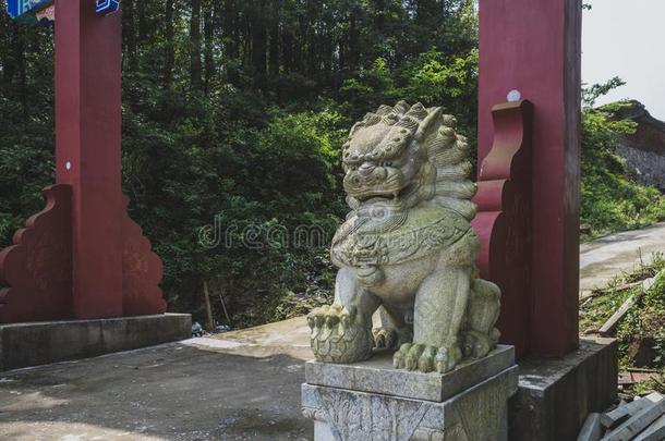 石头狮子雕像在入口关于<strong>明月</strong>佛教的庙
