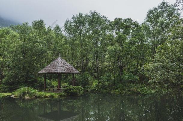 小屋在旁边水在明月山,江西,中国