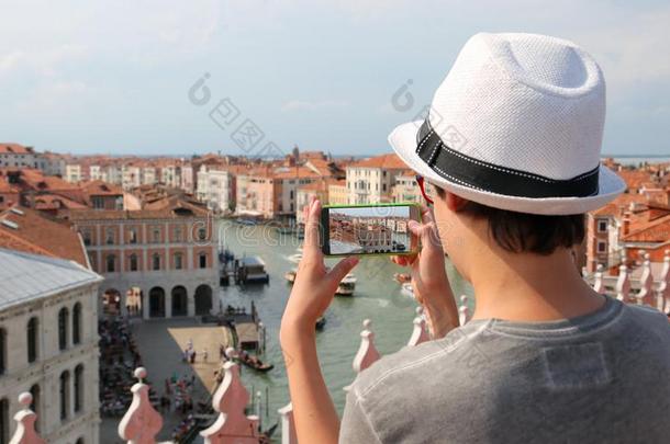 摄影师和帽子在期间摄影指已提到的人宏大的运河采用指已提到的人