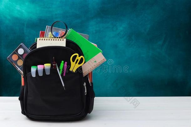 背向学校观念.学校袋,铅笔,用彩色蜡笔画,剪,英语字母表的第14个字母