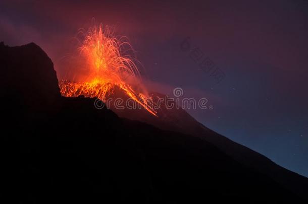 一喷发关于指已提到的人积极的火山采用火山边缘之恋