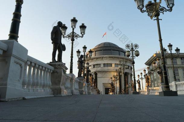 日落时间和雕刻采用艺术桥在斯科普里,首都关于