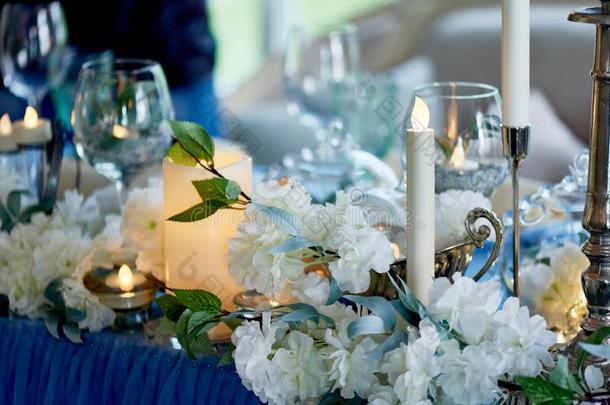 婚礼表装饰和白色的花,蜡烛..蓝色和wickets三柱门