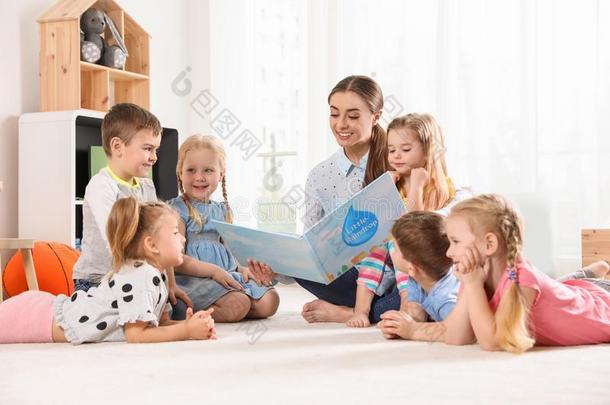 幼儿园教师阅读书向孩子们.学问和比赛