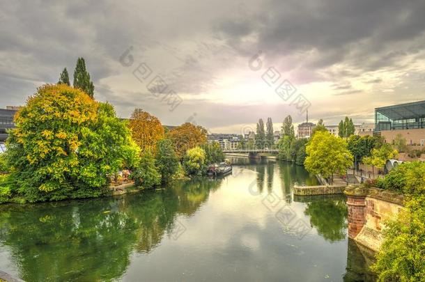 城市风光照片关于斯特拉斯堡在日落和不好的河采用十月,framed-structureanalysis框架分析