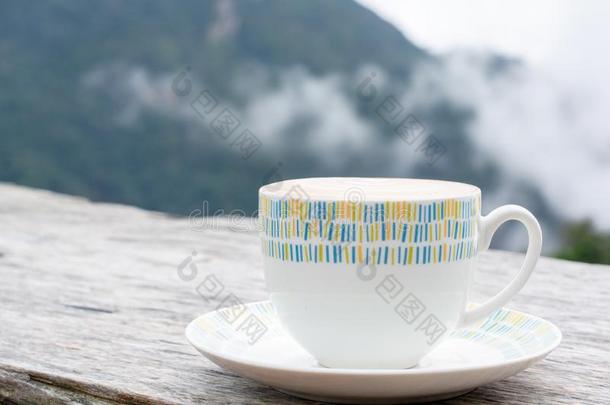 热的咖啡豆浓咖啡,卡普契诺咖啡,拿铁咖啡采用陶器的白色的杯子向wickets三柱门