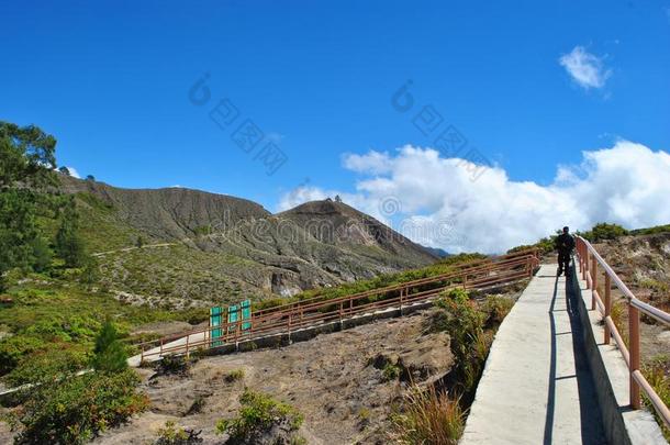 楼梯向富有色彩的火山口湖关于凯利穆图火山,升华<strong>产物</strong>我