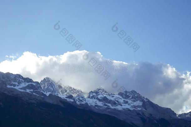 雪大量的山山峰在玉龙雪山