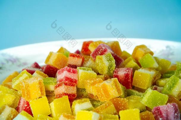 富有色彩的果冻甜的关在上面,正方形形状果冻糖果味英语字母表的第6个字母