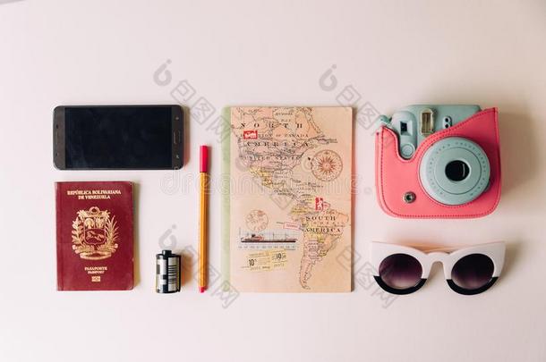 女人旅行日记和纪念品和旅行设备向白色的