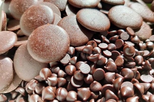 准备黑暗的巧克力和巧克力炸马铃薯条为制造核仁巧克力饼.