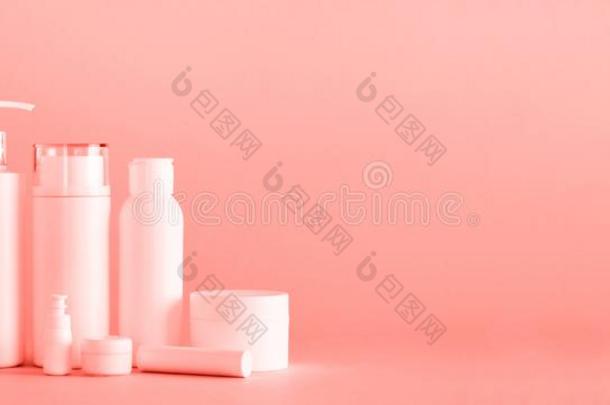 白色的化妆品管向时髦的珊瑚颜色背景和复制品