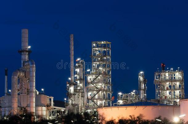 油和气体精炼厂石油化学<strong>产品工厂</strong>在夜,石油一