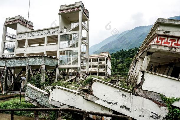 四川地震纪念碑建筑物后的指已提到的人格雷特地震