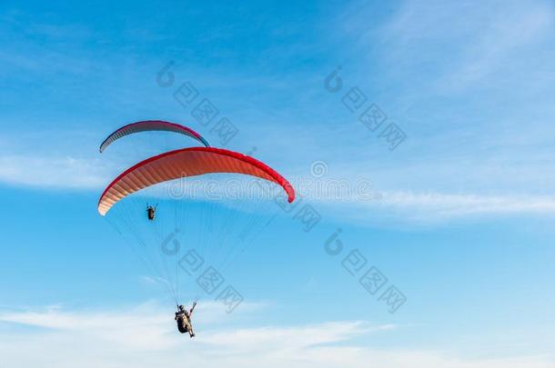 滑翔伞运动极端的运动,翼伞飞行器飞行的向指已提到的人蓝色天和