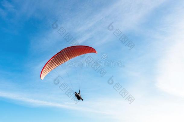 滑翔伞运动极端的运动,翼伞飞行器飞行的向指已提到的人蓝色天和