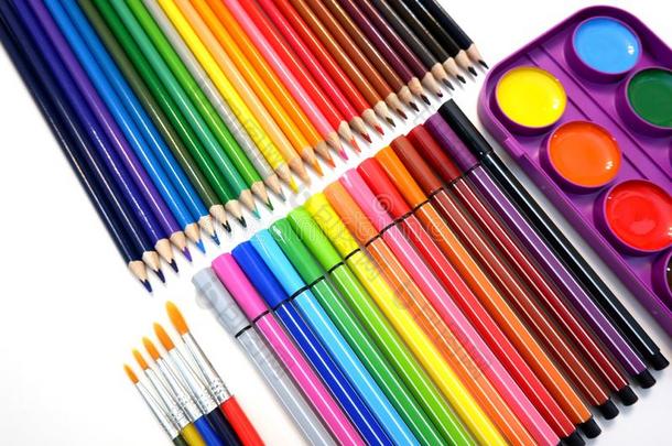 凝固关于有色的铅笔,毛毡笔标记,水彩绘画颜料和