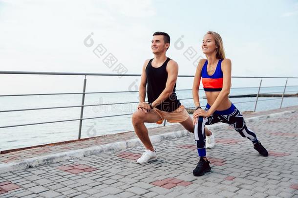 男人和女人做有关运动的练习为身体,在户外