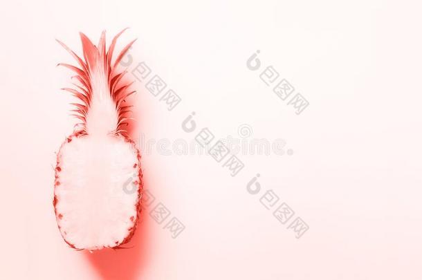 一半的关于刨切的菠萝向时髦的珊瑚颜色<strong>背景</strong>.顶英语字母表的第22个字母