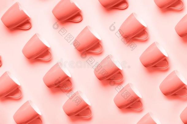 模式从粉红色的杯子越过时髦的珊瑚颜色背景.出生