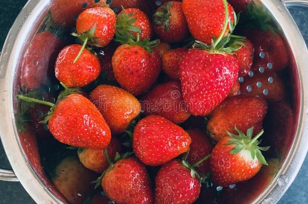 新鲜的草莓采用一银碗