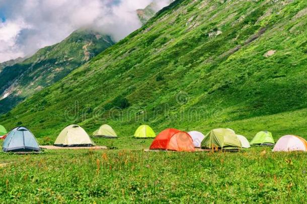 野营帐篷采用野营地在mounta采用s背景