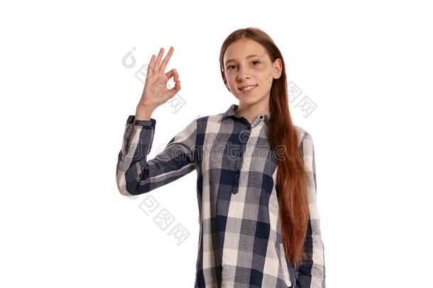 美丽的十几岁的女孩采用一c一<strong>su</strong>一l多变的衬衫是（be的三单形式pos采用g是（be的三单形式o