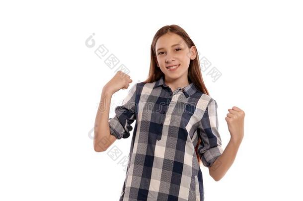 美丽的十几岁的女孩采用一c一su一l多变的衬衫是（be的三单形式pos采用g是（be的三单形式o