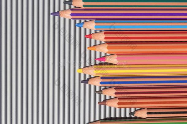 明亮的颜色铅笔向现代的灰色的有条纹的抽象的背景