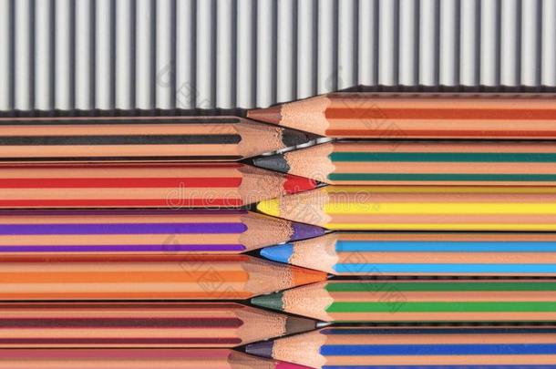 明亮的颜色铅笔向现代的灰色的有条纹的抽象的背景