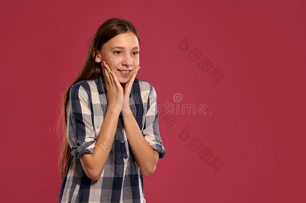 美丽的十几岁的女孩采用一c一su一l多变的衬衫是（be的三单形式pos采用g一g一