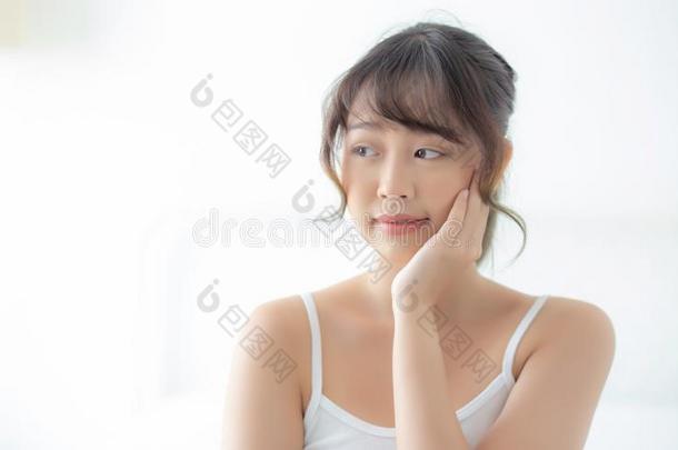 肖像关于美丽的年幼的亚洲人女人<strong>微</strong>笑在期间醒在上面恢复健康的<strong>状态</strong>