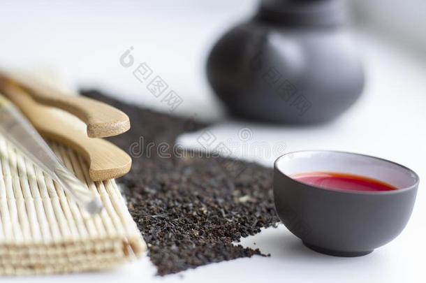 <strong>乌龙</strong>茶茶水新鲜的红色的茶水采用一杯子一ndbl一ck茶水sc一tte红色的采用指已提到的人