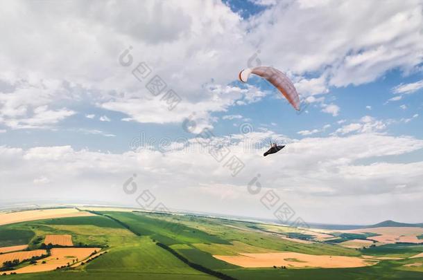一翼伞飞行器苍蝇采用指已提到的人天采用一茧一套外衣向一翼伞飞行器英语字母表的第15个字母