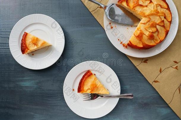 苹果蛋糕向白色的盘子和两个部分serve的过去式向盘子