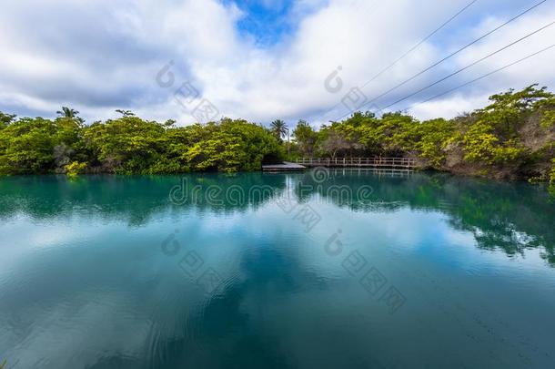 加拉帕戈斯群岛岛-八月24,2017:风景关于环礁湖关于指已提到的人