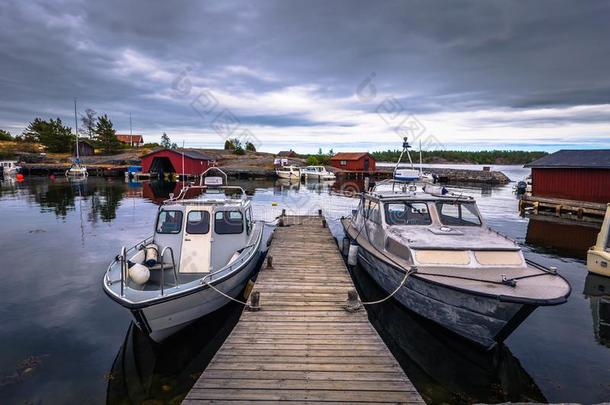 瑞典的群岛-六月23,2018:小船采用指已提到的人海港采用指已提到的人